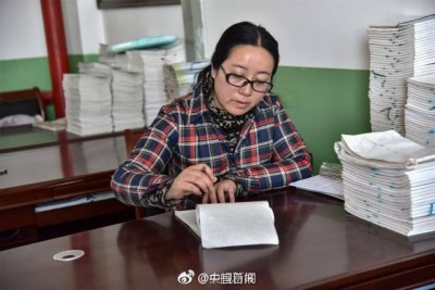 คุณครูสาวนั่่งลงที่พื้นเป็นพันๆครั้ง เพื่อดูแลเด็กนักเรียนที่พิการ ไม่สามารถลุกยืนหรือเดินเองได้