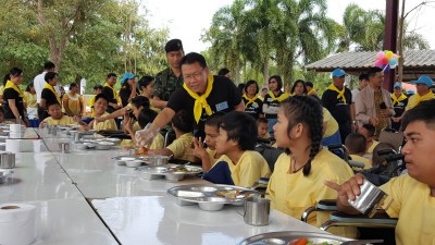 ผู้ว่าฯ ชัยนาท !! นำส่วนราชการ เลี้ยงอาหารกลางวันเด็กพิการ ถวายเป็นพระราชกุศลแด่พ่อหลวง ร.9