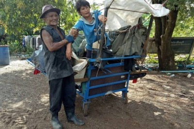 ชายเก็บขยะดูแลเมียพิการกว่า20ปี เจ้าตัวเผยแม้ยากจนก็ไม่คิดทอดทิ้ง