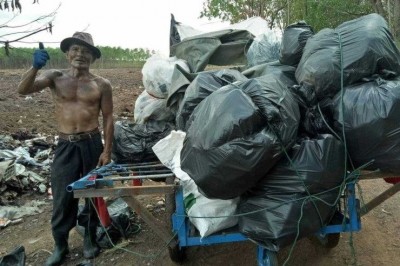 ชายเก็บขยะดูแลเมียพิการกว่า20ปี เจ้าตัวเผยแม้ยากจนก็ไม่คิดทอดทิ้ง