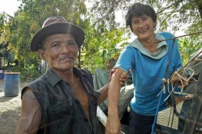 ชายเก็บขยะดูแลเมียพิการกว่า20ปี เจ้าตัวเผยแม้ยากจนก็ไม่คิดทอดทิ้ง