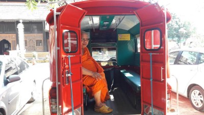 นางฟ้าสี่ล้อแดง แห่ชื่นชม อดีต ผช.พยาบาล ผันตัวมายึดอาชีพขับรถ 2 แถวรับจ้าง