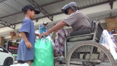 ยอดกตัญญู เด็กชายวัย 8 ปี เลิกเรียนช่วยเข็นรถพาตาพิการ เก็บของเก่าขาย