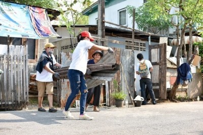 เครื่องประดับแบรนด์ดัง แพนดอร่า ส่งพนักงานซ่อม สร้างบ้านผู้ยากไร้ที่อ่อนนุช