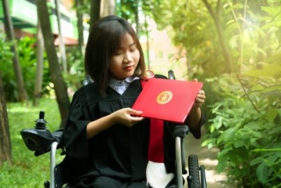 ความพิการไม่ใช่อุปสรรค! บัณฑิตสาวผู้สร้างแรงบันดาลใจ โชว์ใบปริญญาบนวีลแชร์