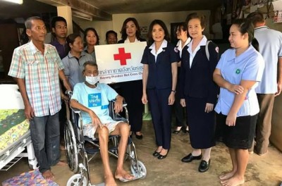 เหล่ากาชาดจังหวัดระยองมอบเตียงผู้ป่วยที่นอนและรถเข็นให้กับผู้พิการและผู้ป่วยติดเตียง อ.แกลง และเขาชะเมา จ.ระยอง