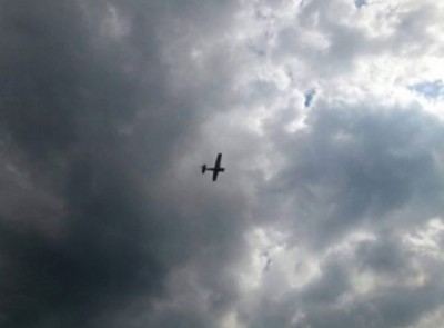 ครื่องบินเล็กกลุ่มนักบินพิการต่างชาติบินรอบโลก เกี่ยวสายไฟตกใกล้สนามบินบางพระ นักบินวัย 60 ปีเสียชีวิต