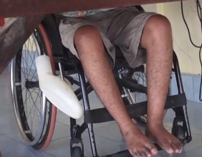 แบบอย่างคนสู้ชีวิต-หนุ่มพิการแขนขาใช้ปากสนด้ายรังสรรค์เครื่องหนัง งานระดับไฮเอนด์