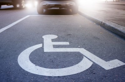 ตีเนียนจอดรถ ที่จอดรถคนพิการ คนชรา ผิดกฎหมายหรือไม่?!