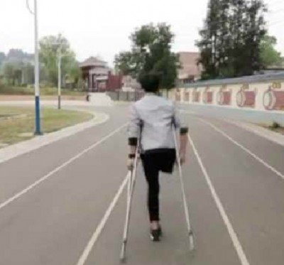 หนุ่มผู้พิการ กับการแข่งวิ่ง 1 กม. พร้อมไม้ค้ำ ความมุ่งมั่นเต็มร้อย ชนะใจคนทั้งประเทศ