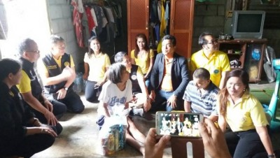 ธารน้ำใจแห่ช่วยเหลือ เบื้องต้น 2 สามีภรรยาพิการ ชีวิตสุดน่าเวทนาที่กาญจนบุรี