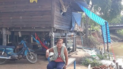 ปราจีนบุรี-บ้านผู้พิการผวา หลังมีโครงการขุดทำเขื่อนริมแม่น้ำท่าประชุม มีรอยดินทรุดห่างจากเสาบ้านเพียง 50 ซม.