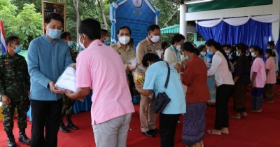 สภาสังคมสงเคราะห์ฯ ร่วมกับจังหวัดนครพนม มอบเครื่องอุปโภคบริโภคและจัดเลี้ยงอาหารกลางวันผู้ตกงาน