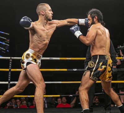 แขนเดียวก็สู้ได้ ลูกชายแข้ง “เชลซี” ผู้พิการสู่นักมวยไทย