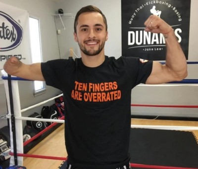 แขนเดียวก็สู้ได้ ลูกชายแข้ง “เชลซี” ผู้พิการสู่นักมวยไทย