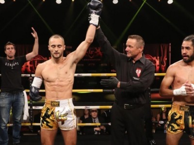 แขนเดียวก็สู้ได้ ลูกชายแข้ง “เชลซี” ผู้พิการสู่นักมวยไทย