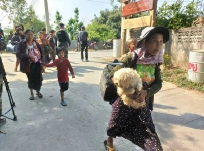 สุดสะเทือนใจ! ชาวพม่าอุ้มลูกหลาน-คนพิการหนีตายทหารเมียนมารบกะเหรี่ยง ข้ามน้ำเมยเข้าไทยอีก