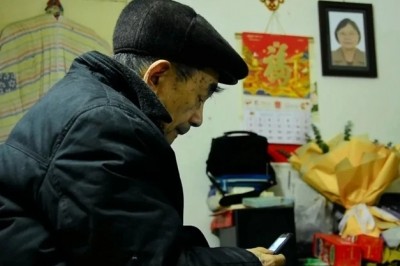 ชาวเน็ตจีนสุดซึ้ง! ชายพิการสายตา ซ้ำป่วยไบโพลาร์ สู้ชีวิตจนกลายเป็น ‘นักแปลอัจฉริยะ’