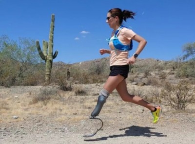 นักวิ่งสาวผู้พิการใส่ขาเทียม วิ่งมาราธอน ติดต่อกัน 104 วัน ระดมทุนการกุศล