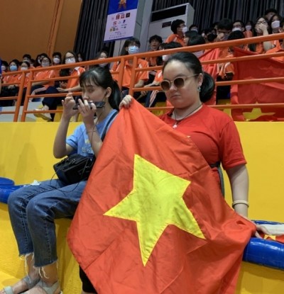 เปิดใจ 2 สาวเวียดนามผู้พิการสายตา ใช้หัวใจร่วมเชียร์กีฬาผ่านซีเกมส์