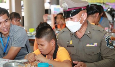 ตำรวจทางหลวงโคราช จับมือจิตอาสา เลี้ยงมื้อเที่ยงให้เด็กพิการทางสายตา
