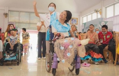 มูลนิธิศรีเทพไทยชวนเด็กพิการประกวดแฟชั่นโชว์ชุด DIY จากขยะพลาสติก