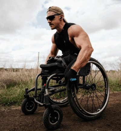 ขอคารวะ! อดีตนาวิกฯ พิการ 2 ขาแข่งจบ 177 กม. วีลแชร์ใช้ไม่ได้ ก็ใช้พลังแขน