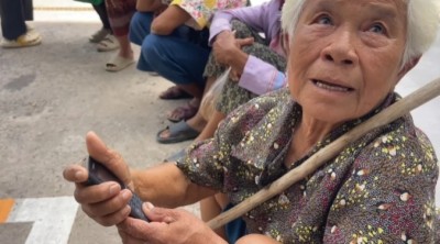 สะเทือนใจ! ยายวัย 77 ปี ร่ำไห้ยกมือท่วมหัว วอนขอตรวจสอบ บัตรสวัสดิการแห่งรัฐไม่ผ่าน